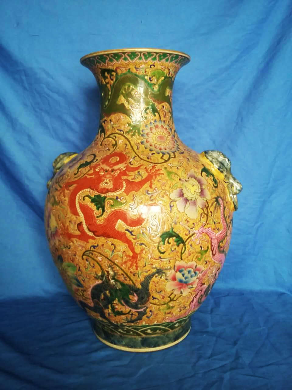 黄地粉彩龙纹贴塑兽双耳大瓶