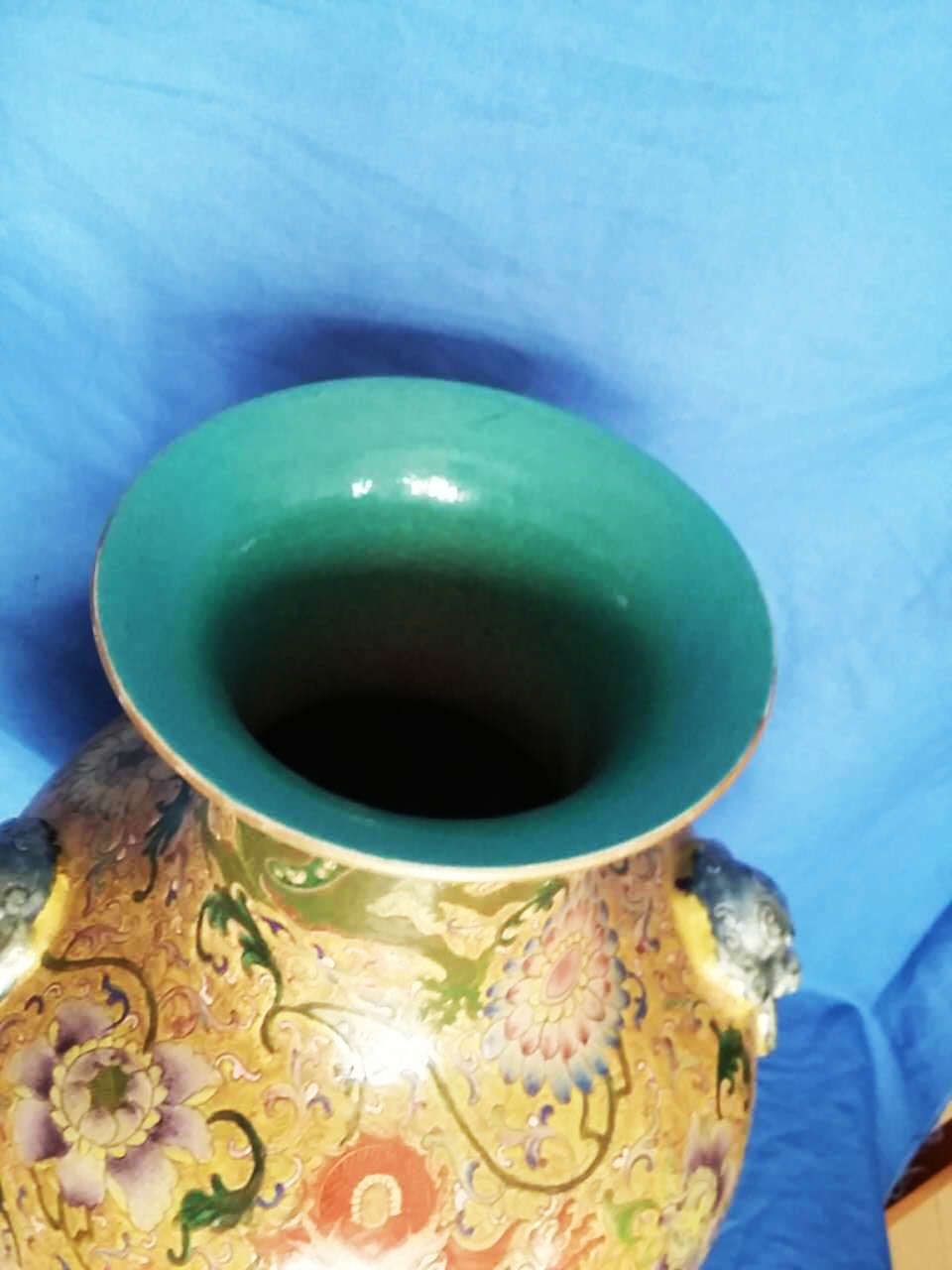 黄地粉彩龙纹贴塑兽双耳大瓶 第 3 张图片