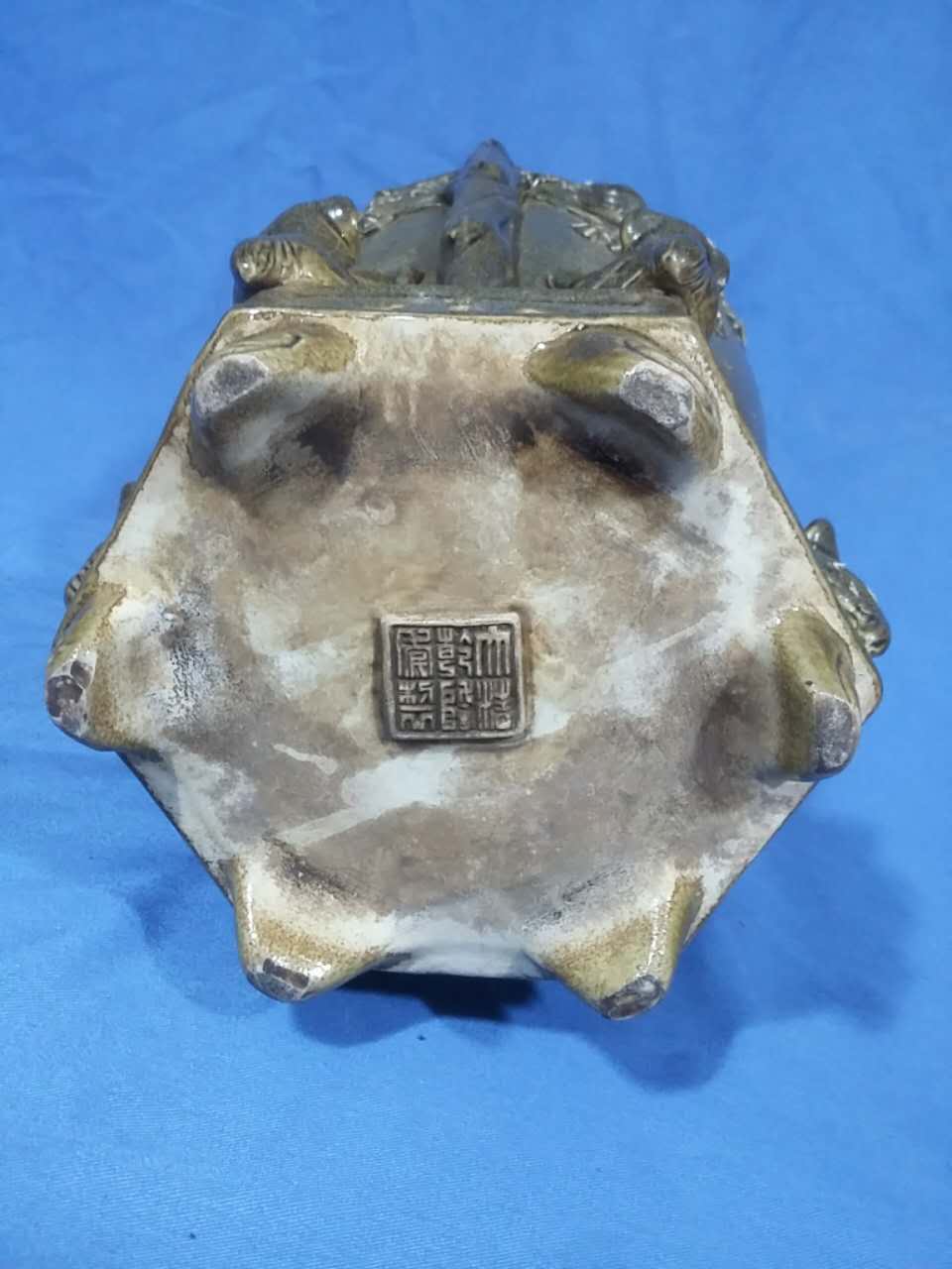 茶叶末梅花鸟兽堆塑六角瓶 第 2 张图片