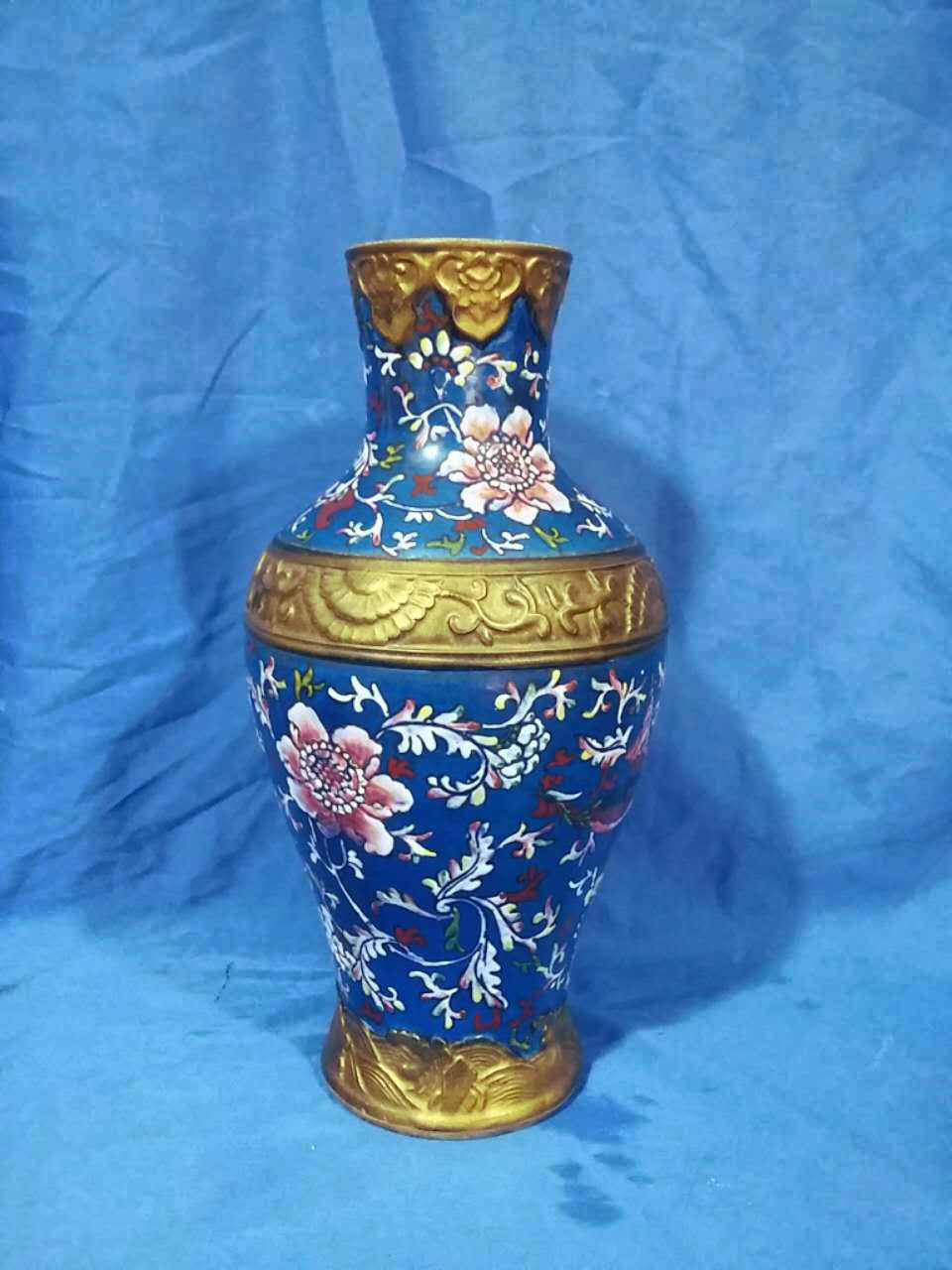 蓝地描金粉彩凤凰花卉纹瓷瓶