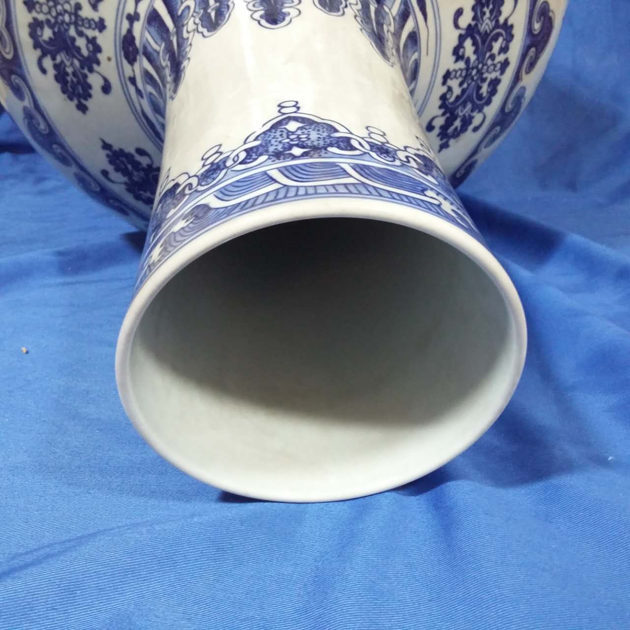 青花花卉纹天球瓶 第 3 张图片