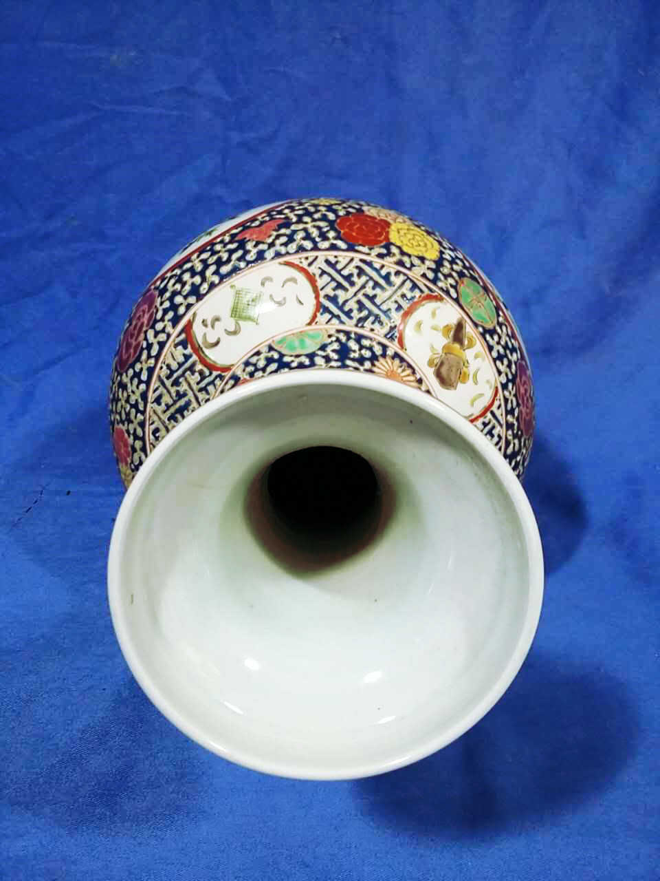 粉彩开光花鸟纹赏瓶 第 3 张图片